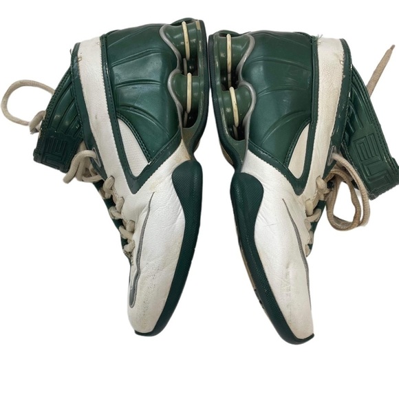 Get the much-needed advice and guidance when raising a newborn with this charmin - Picture 3 of 9